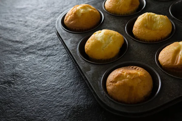 Plain cupcakes on baking tray — Stock Photo, Image