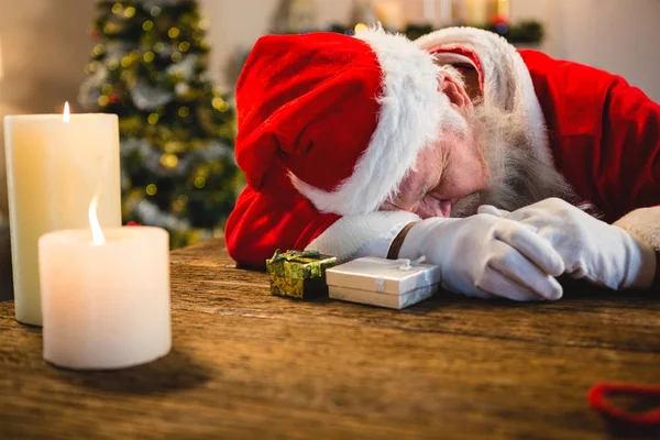 Babbo Natale che dorme a tavola a casa — Foto Stock