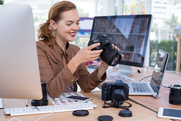 Femme Cadre Examinant Photographie Capturée Son Bureau — Photo