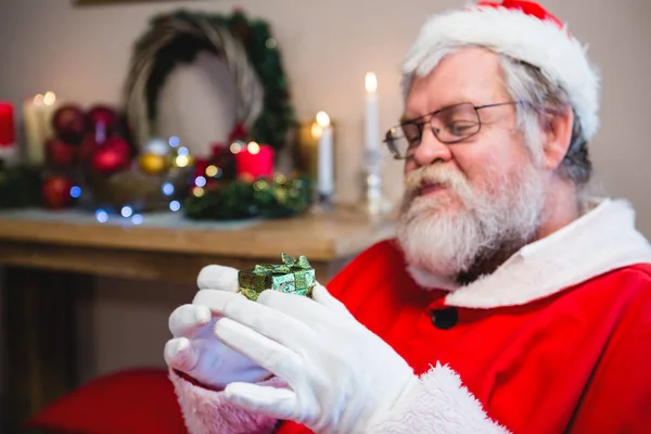 Święty Mikołaj trzyma prezent — Zdjęcie stockowe