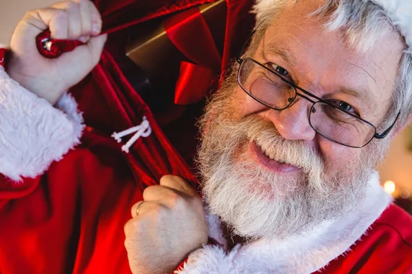 Santa claus bär sin gåva säck — Stockfoto