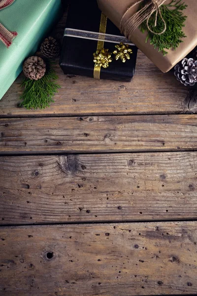 Cajas de regalo en tablón de madera —  Fotos de Stock