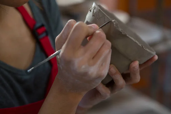 Chica trabajando en taller de cerámica — Foto de Stock