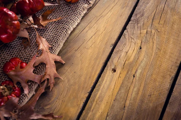 Hojas secas y muérdago sobre tabla de madera —  Fotos de Stock