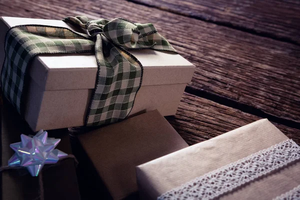 Varie scatole regalo su tavola di legno — Foto Stock