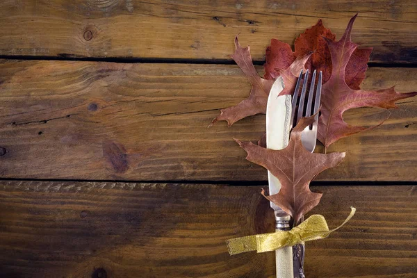 Cuchillo atado y tenedor en mesa de madera —  Fotos de Stock