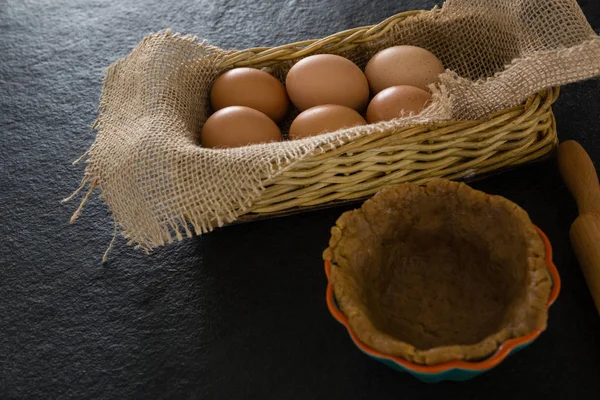 Uova in cesto di vimini con pasta — Foto Stock