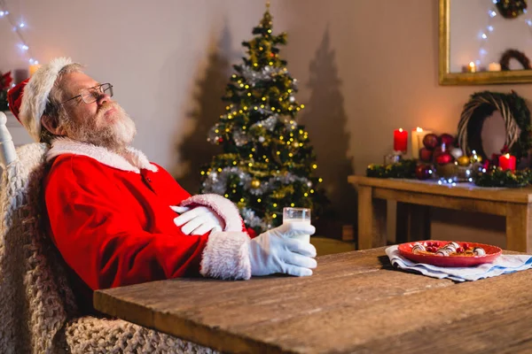 Santa Claus slapen op stoel — Stockfoto