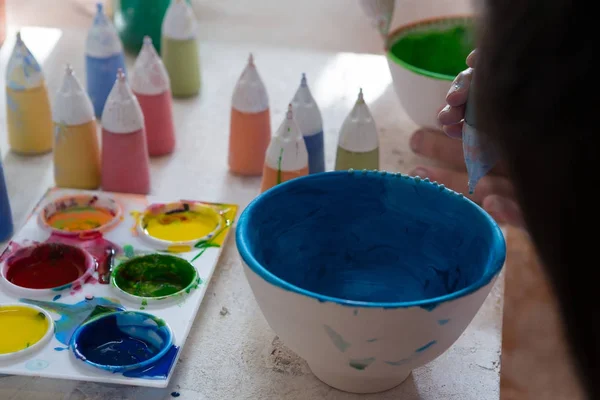 Menina tigela de decoração com tinta — Fotografia de Stock