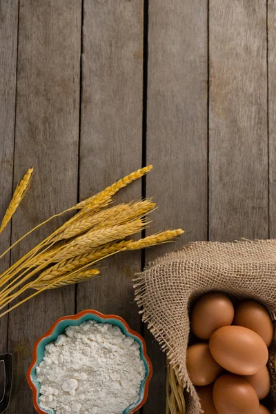 Зберігається пшеничний стебло, яйця і борошно — стокове фото