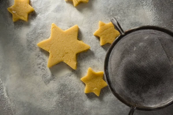 Biscoitos em forma de estrela na farinha com filtro — Fotografia de Stock
