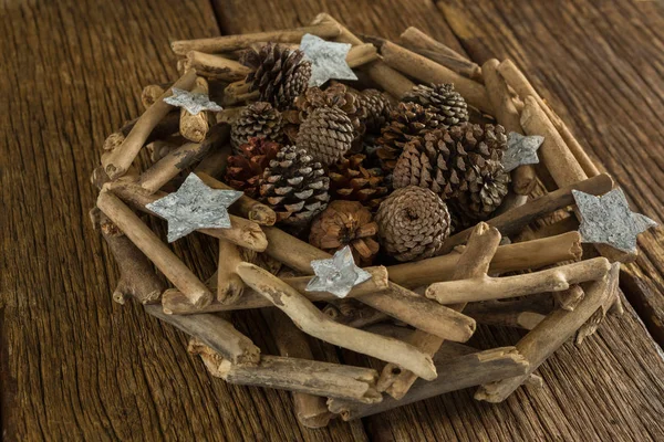 Рождественские украшения на деревянном столе — стоковое фото
