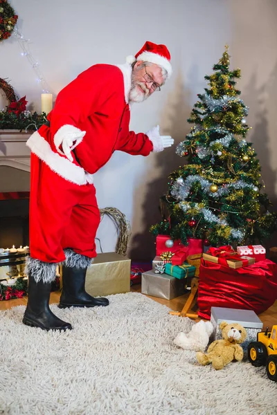 Santa claus visar julgran hemma — Stockfoto