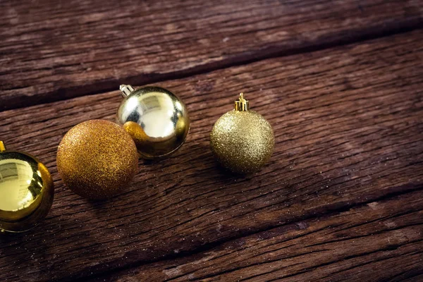 Palline di Natale su tavola di legno — Foto Stock