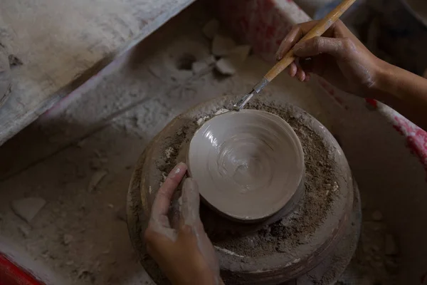 Menina trabalhando na oficina de cerâmica — Fotografia de Stock