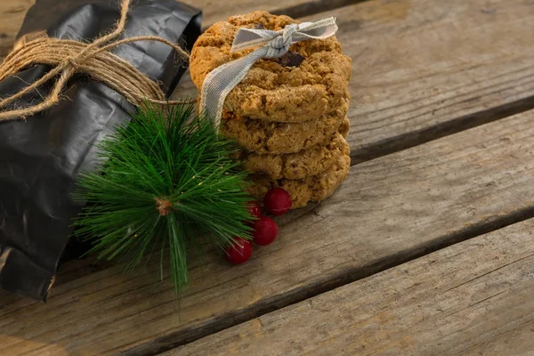 Close up di ramoscello di pino con biscotti — Foto Stock