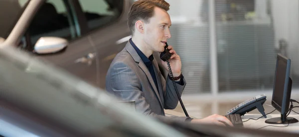 Telefon hattı telefonda konuşurken satıcısı — Stok fotoğraf