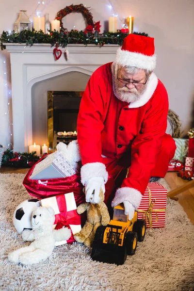 Santa Claus organizando regalos — Foto de Stock