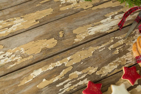 Galletas en forma de estrella sobre mesa de madera — Foto de Stock