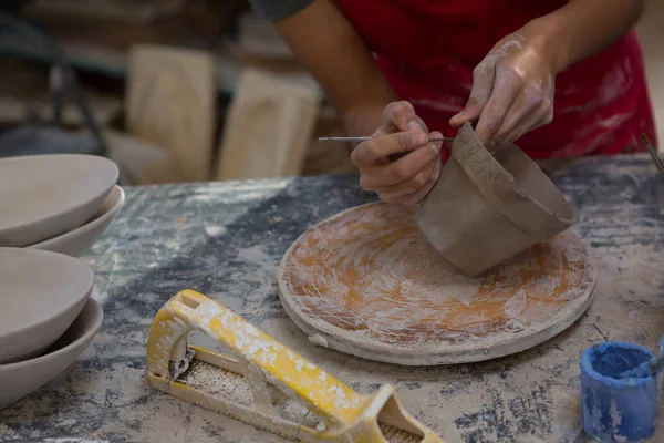 Menina trabalhando na oficina de cerâmica — Fotografia de Stock