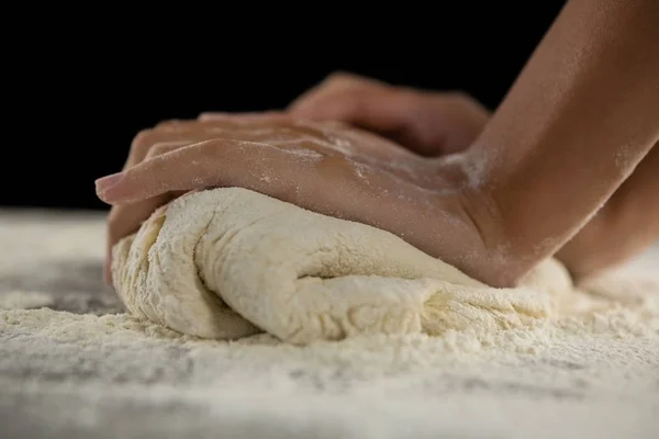 Woman kneading a dough — Stock Photo, Image