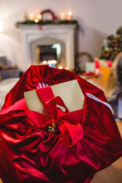 Weihnachtstasche mit Geschenken — Stockfoto