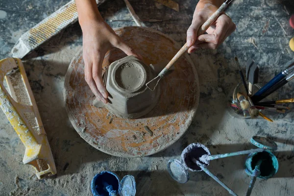 Meisje werken in de pottenbakkerij — Stockfoto