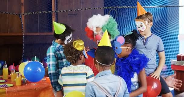 Clown interagiert mit den Kindern — Stockvideo