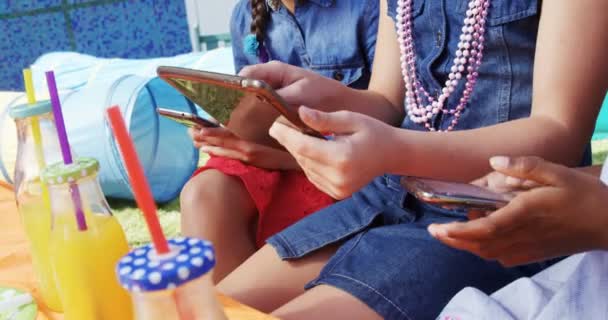 Niños usando tableta digital y teléfono móvil — Vídeos de Stock