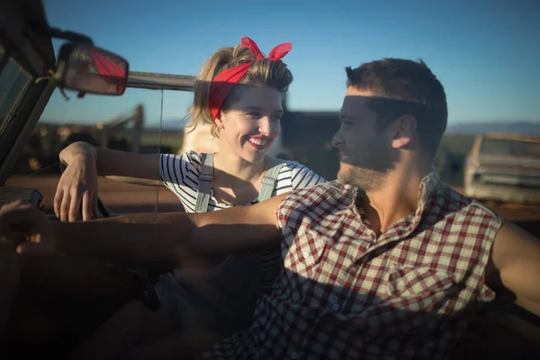Пара взаимодействует друг с другом в машине — стоковое фото