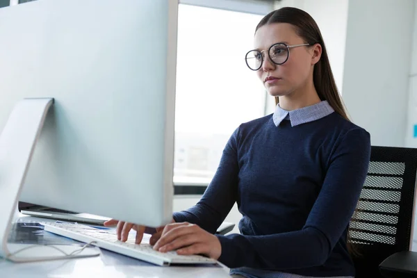 Executivo feminino trabalhando em computador pessoal — Fotografia de Stock