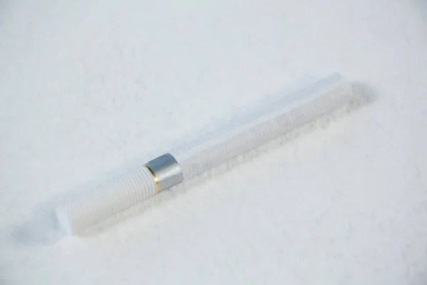 Cigarrillo individual sobre fondo blanco —  Fotos de Stock