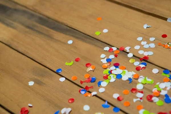 Confetti en superficie de madera — Foto de Stock