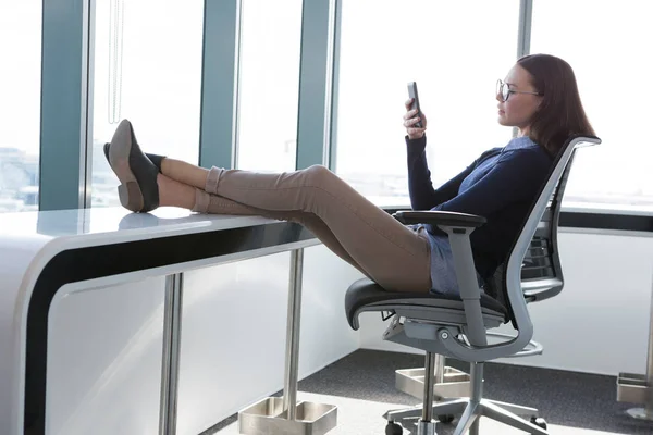 Female executive using mobile phone — Stock Photo, Image