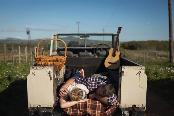 Par som sover i bilen en solig dag — Stockfoto