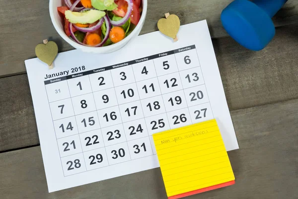 Calendar with new year resolution and diet food — Stock Photo, Image