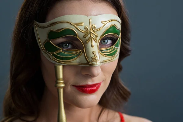 女性を着て仮面舞踏会マスク — ストック写真