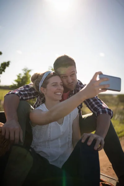 Par som tar selfie med telefon — Stockfoto