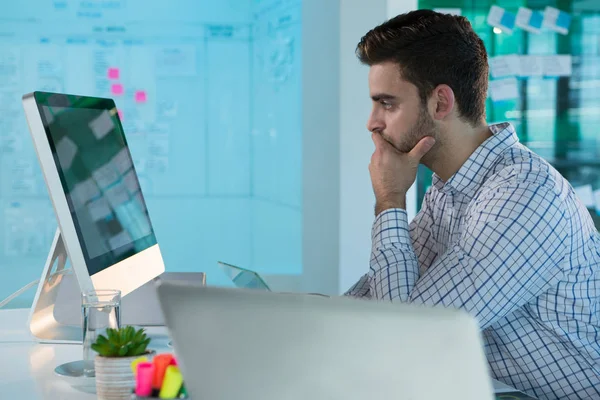 Executivo masculino trabalhando no computador pessoal — Fotografia de Stock