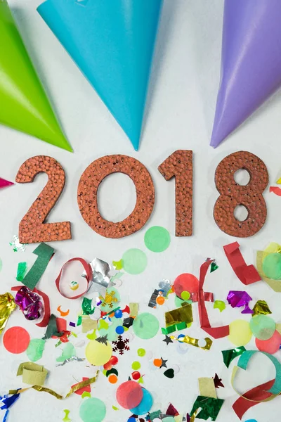 Nuevo año 2018 con sombrero de fiesta y decoración — Foto de Stock