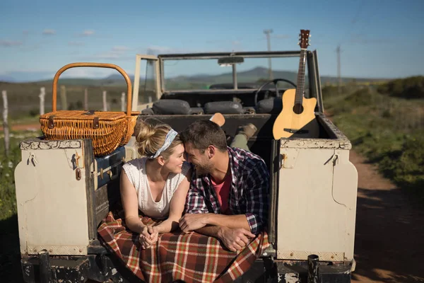 Casal relaxante no carro em um dia ensolarado — Fotografia de Stock