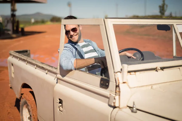 Homem relaxante em um carro em um dia ensolarado — Fotografia de Stock