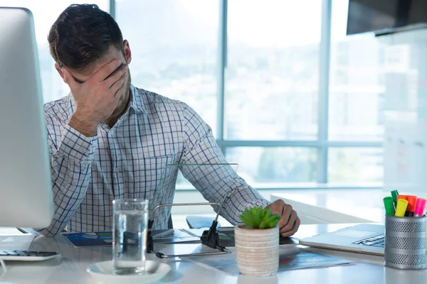 Hombre ejecutivo que sufre de dolor de cabeza —  Fotos de Stock