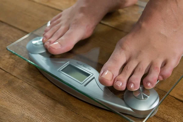 女性が彼女の体重をチェックします。 — ストック写真