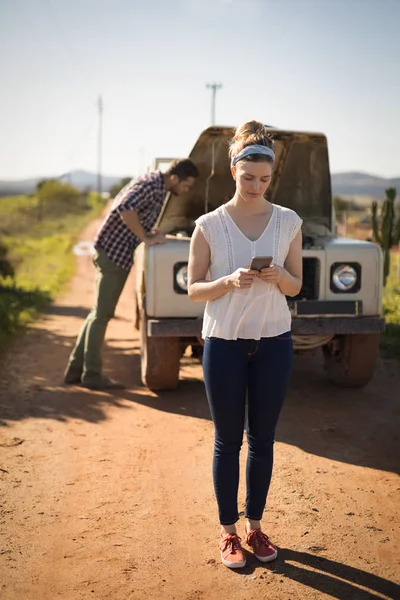 Femme utilisant un téléphone portable — Photo