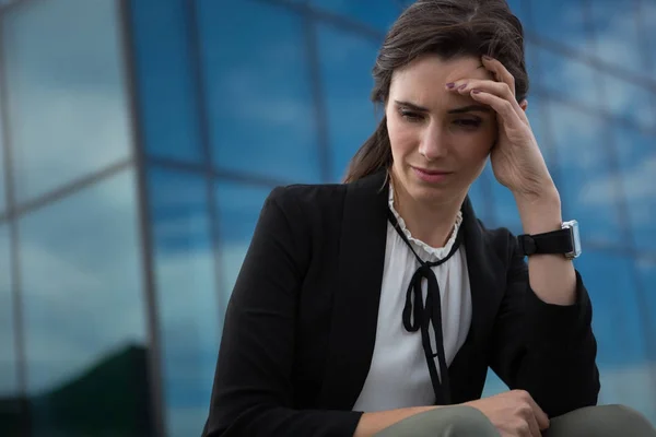 Female executive sitting in office premises — Stock Photo, Image