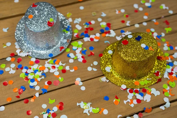 Gouden en zilveren hoed met confetti — Stockfoto