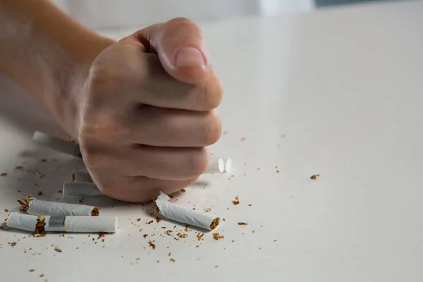 Donna rompere sigaretta con pugno — Foto Stock