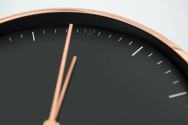 Reloj manecillas alcanzando 12 reloj medianoche —  Fotos de Stock