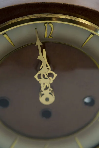시계 바늘 12 시계 자정 도달 — 스톡 사진
